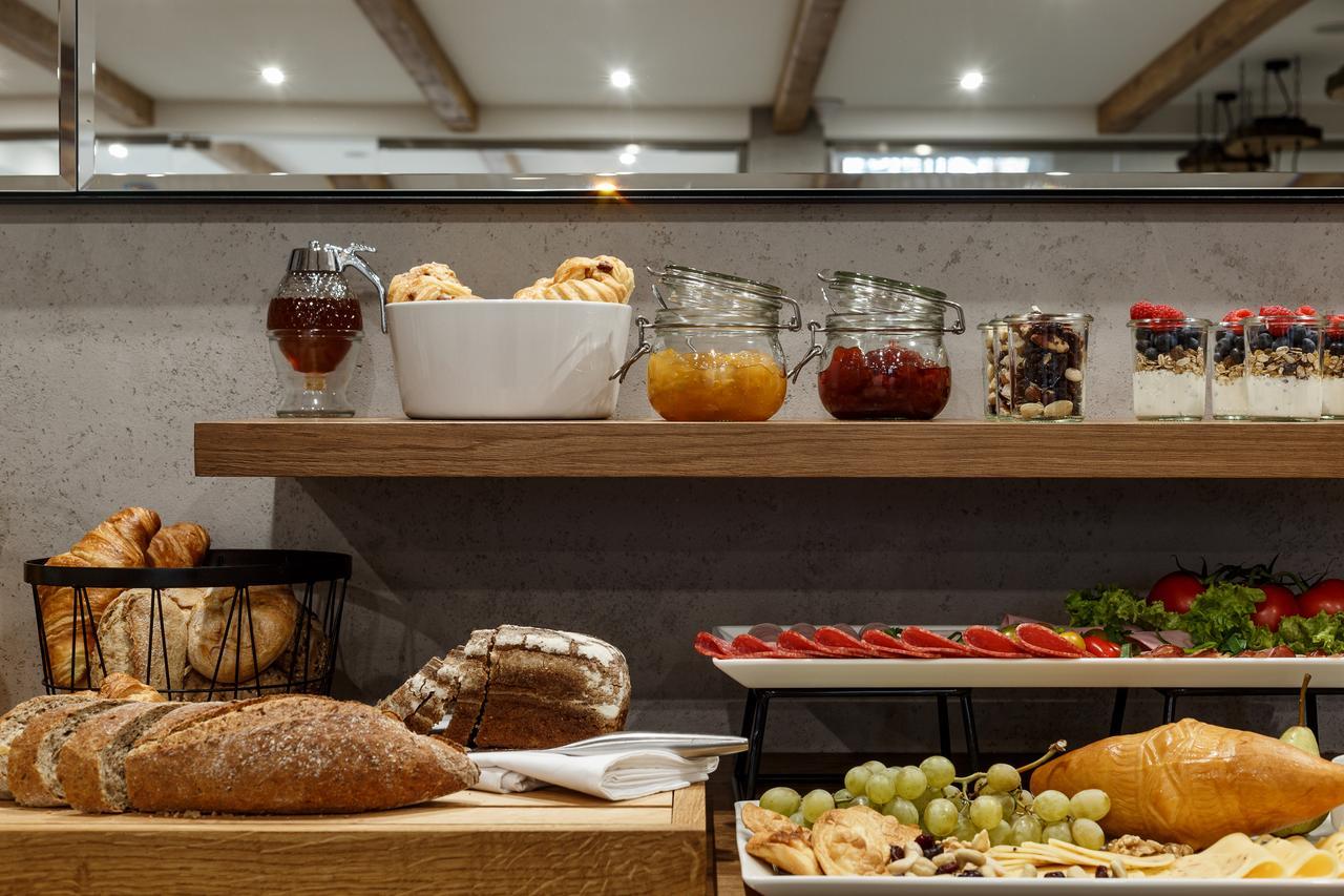 Biala Owca Bed & Breakfast Zakopane Luaran gambar A breakfast buffet