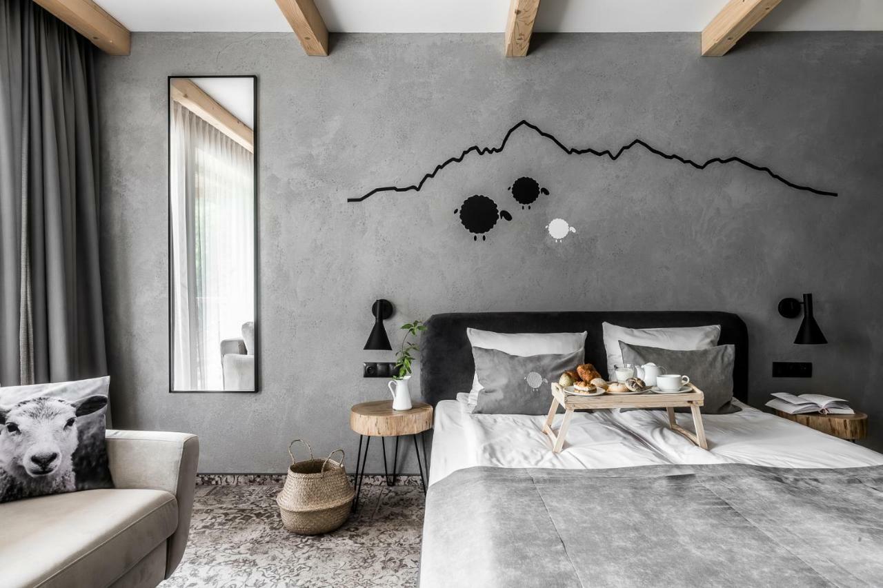 Biala Owca Bed & Breakfast Zakopane Luaran gambar A bedroom with a concrete wall